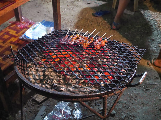 11-菲律賓科隆小吃大集合 烤肉 吳酸酸.JPG